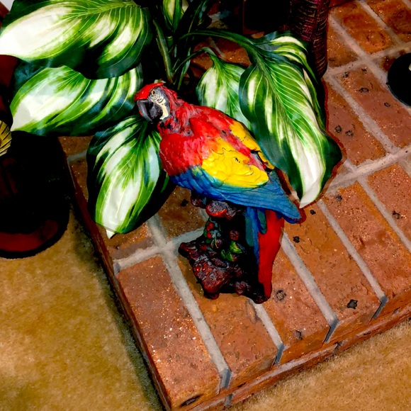 🦅 Bird statue